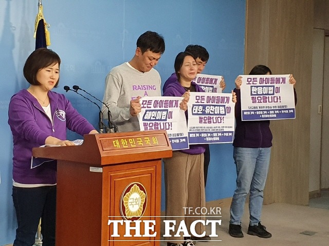 한국당의 필리버스터 신청으로 국회 본회의가 파행되자, 어린이생명안전법안에 이름을 올린 아이들 유가족들이 국회 정론관에서 기자회견을 열고 나경원 한국당 원내대표와 정치권을 규탄하는 모습. /한건우 영상인턴기자