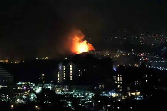 지난 4월 강원도 고성에서 발생한 산불이 강풍을 타고 인근 속초까지 번진 모습. [중앙포토]