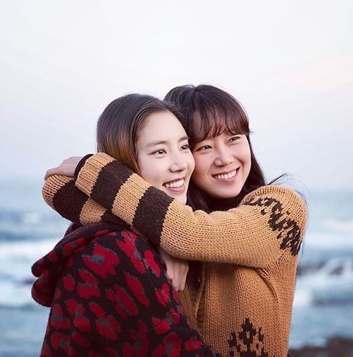 At the time of Camellia Flowers, Gong Hyo-jin and Son Dam-bi boasted a Friendly Friendship.Gong Hyo-jin recently posted a picture on his instagram with an article entitled The fact is only two Friends.The released photo showed Gong Hyo-jin and Son Dam-bi, who are filming KBS2 drama Around Camellia Flowers.The Camellia Flowers, which Gong Hyo-jin and Son Dam-bi played with camellia and flavor, respectively, ended with a 23.8% rating (Nilson Korea) on the 21st.Meanwhile, the special broadcast Camellia Flowers When Camellia Flowers is in bloom will be broadcast from 1:20 pm on the 1st.