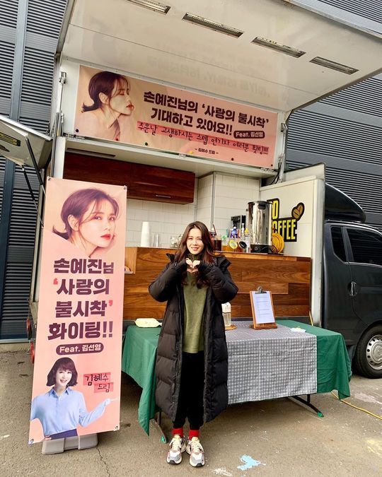 Actor Son Ye-jin has released a photo of Coffee or Tea gift certification received by actor Kim Hye-soo.Son Ye-jin wrote to his Instagram on December 1, Kim Hye-soo sent me Coffee or Tea, I was so happy!!The best senior who always admires her presence alone! Thank you. Inside the photo was a picture of Son Ye-jin standing in front of Coffee or Tea; Son Ye-jin smiles brightly, posing for a heart.Son Ye-jins disappearing small face size and distinctive features make her look more beautiful.The fans who responded to the photos responded such as I love both actors, It is the best, My sister is so beautiful.delay stock