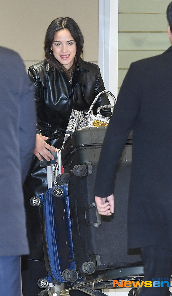 Actor Adrian Arjona arrives at Incheon International Airport in Unseo-dong, Jung-gu, Incheon, for the schedule for the press conference for the Netflix film 6 Underground on the afternoon of December 1.You Yong-ju