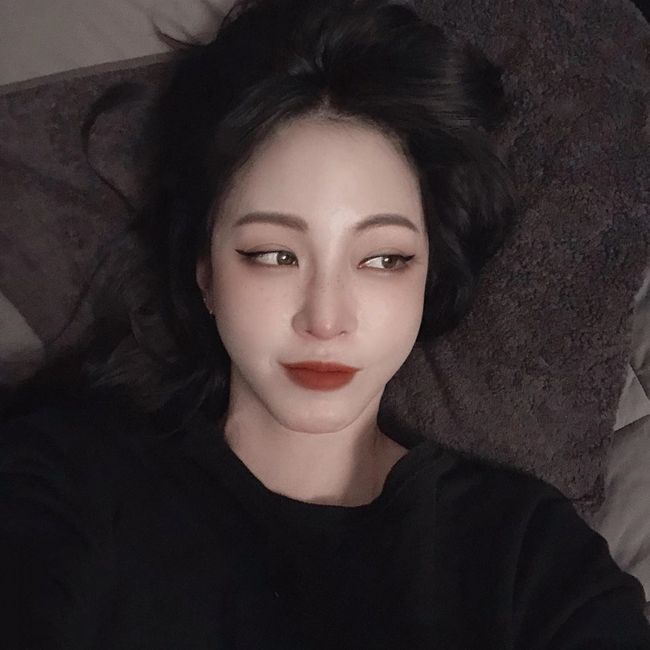 Actor Han Ye-seul shows off her mother-of-one beautys classHan Ye-seul posted a picture and a picture of bed is the best on his instagram on the 1st.The picture shows Han Ye-seul lying on the bed and taking selfies: a fascinating eyeline, red lip and clear skin without a blemish are impressive.Han Ye-seul shows a class of mother-beauty as a picture and gives an admiration.On the other hand, Han Ye-seul is currently in charge of MBC s sister s ricelong MC.