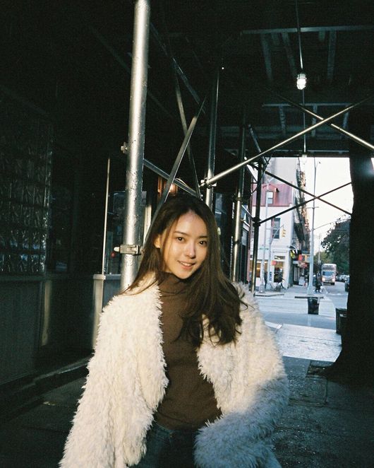 Lim Na-young, a singer from group Pristin, announced her recent beauty.Lim Na-young posted two photos on his instagram on the 1st with the phrase 5.Lim Na-young in the public photo is standing under one of the ironworks staring at the camera, Lim Na-young wearing a neck polar T-shirt inside a white fur jumper.The matching skinny and nihi boots make his slender legs stand out.In this post, the group EXID Hani, who recently ate a rice bowl, left a comment saying It is so beautiful, Na Young-a.Lim Na-young signed an exclusive contract with the Surbream Artist Agency in August, and has since appeared on the Lifetime Channel entertainment Beauty Time.Lim Na-young Instagram