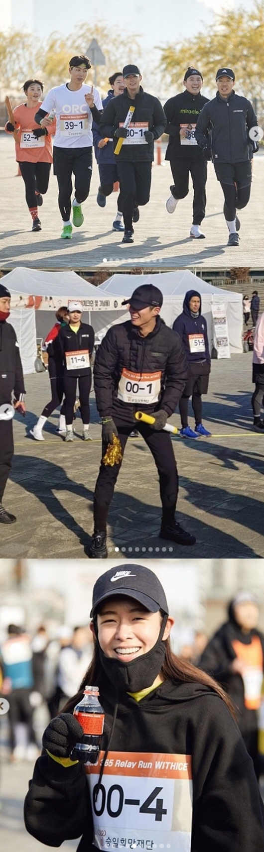 Singer Sean, actors Sung Hoon, Park Bo-gum, Kyung Soo-jin, and mixed martial arts player Kim Dong-Hyun participated in the lead.Sean said on the 30th, Six people have become a team and have run for the first time in Korea to build the Lou Gehrig Hospital.They participated in the Miracle365X Weed Ice Relay Run at the Ttukseom Amusement Park in Jayang-dong, Gwangjin-gu, Seoul at 8 am on the same day.Miracle 365X Weed Ice Relay Run was held by the Seungil Hope Foundation for the establishment of the Lou Gehrig Hospital.Sean said, Park Bo-gum runs 2km as the first runner, 10 kicks, 3 runners Sung Hoon runs 2km, throws a water bottle with half water, 4 runners Kyung Soo-jin runs 2km, Coca-Cola 300ml one shot, 5th runner Kim Dong-Hyun runs 2km and 6 runners all run. I delivered the table tennis ball from 1 to 6 with the rhythm, and I ran 2km to 7 minutes and 50 seconds as the last runner.Everyone ran their best, he said.Sean, Park Bo-gum, Kyung Soo-jin, Kim Dong-Hyun, etc. in the photo are laughing brightly in cold weather and participating in good deeds.Photo: Sean Instagram