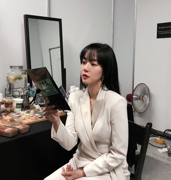 ..Cheongsun Beautiful looks+Ambience of pressureActor Im Soo-jung attends MMA 2019 Celebratory photoleft behind.Im Soo-jung posted a picture on his Instagram on the 1st with the article Melon Music Awards 2019.Im Soo-jung in the photo is wearing a white suit and creating a chic atmosphere.Over the years, the beautiful beauty of Im Soo-jung and the unique aura attract attention.Im Soo-jung attended the 2019 Melon Music Awards (MMA 2019, MELON MUSIC AWARDS) held on the 30th of last month as a prize winner.Im Soo-jung, who was the winner of the album of the year, said, I may be dreaming that some boys and girls want to stand on that stage while watching the stage here.I hope that it will be a good dream for someone, he said, and the album of the year was received by BTS.Photo: Im Soo-jung Instagram