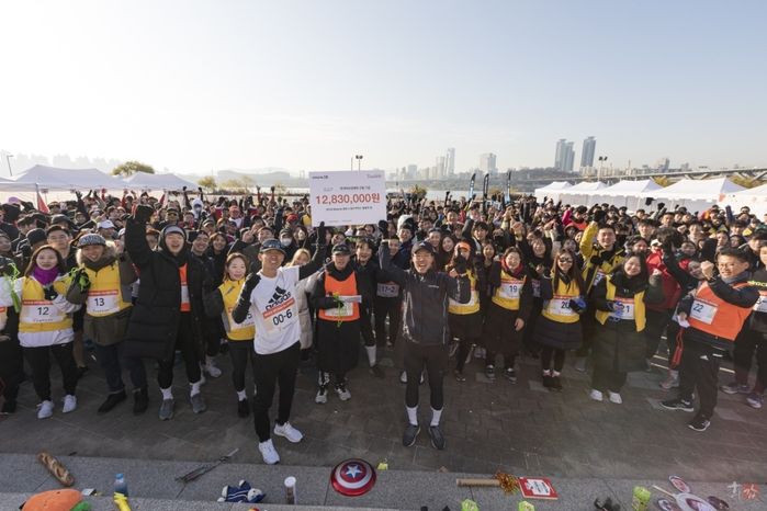 Actors Park Bo-gum, Sung Hoon and other entertainers participated in a running event to build a Lou Gehrig specialist nursing hospital.The Miracle 365x Weed Ice Relay Run event, which was held for the second time this year, was held at the Han River Park in Ttukseom on the 30th of last month.On this day, Event was held for members of clubs and ordinary citizens who liked running with the meaning of fun running between meaning and meaning for the people of Lou Gehrigs disease.In particular, singer Sean, actor Park Bo-gum, Sung Hoon, martial arts player Kim Dong-hyun and actor Kyung Soo-jin participated in the event without any special notice from the organizers.It was reported that the atmosphere of the scene became even hotter when entertainers such as Park Bo-gum appeared in a surprise state without any publicity for the safe progress of the competition.Sean said, Although the winter is getting colder, I am really grateful that there are many people who are involved in the donation campaign for Lou Gehrigs disease.We will do our best to build the first Lou Gehrig nursing hospital in Korea as soon as possible by conveying the donation culture that we can participate in donations happily even in our daily life through this event.I said.A total of 450 people, including 366 runners and volunteers, donated 12,830,000 won to build the Lou Gehrig Hospital.