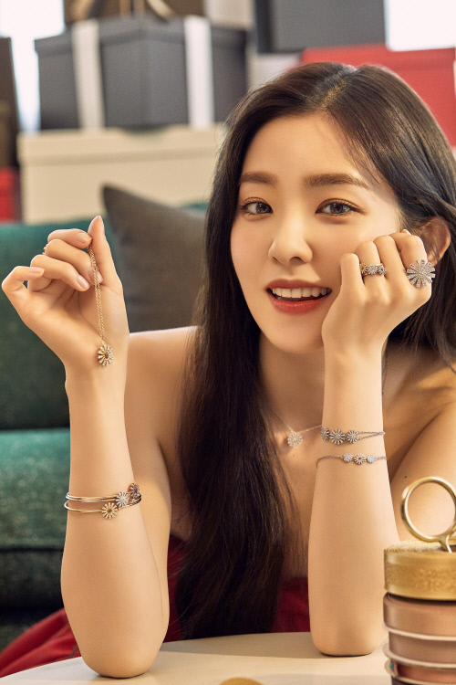 Italy high jewelery brand Damiani unveiled a picture with Irene on the upcoming The Holiday season on the 2nd.Irene, who was released on the day, showed off her charm like a pale color with a mini dress of RED color and a unique lovely mood.In particular, RED Dress showed a perfect The Holiday look by matching jewelery with a lovely and neat Daisy Flower shape.