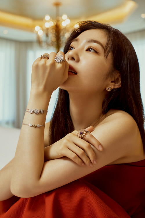 Italy high jewelery brand Damiani unveiled a picture with Irene on the upcoming The Holiday season on the 2nd.Irene, who was released on the day, showed off her charm like a pale color with a mini dress of RED color and a unique lovely mood.In particular, RED Dress showed a perfect The Holiday look by matching jewelery with a lovely and neat Daisy Flower shape.