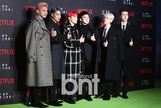 Group EXO attends the film 6Underground green carpet at the Seoul Dongdaemun Design Plaza (DDP) on the afternoon of the 2nd.The 6 Underground, starring Ryan Reynolds, Dave Franco, and Melanie Laurent, is an action blockbuster film about the biggest operation on the ground that they have become ghosts themselves, six Jung-yongwon who erased all past records as if they did not exist in the first place.news report