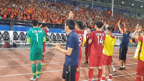 박항서 감독이 이끄는 베트남 22세 이하(U-22) 축구 대표팀이 1일 필리핀 마닐라 리살 기념 경기장에서 펼친 동남아시아게임 축구 B조 3차전에서 인도네시아에 2-1로 역전승한 뒤 베트남 축구팬들과 기뻐하고 있다. / 베트남축구협회 페이스북 영상 캡처