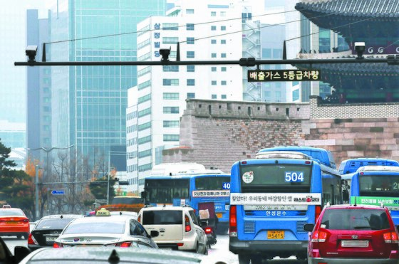 이날 대상 지역인 숭례문 인근 도로에 단속 카메라가 설치된 모습. 우상조 기자