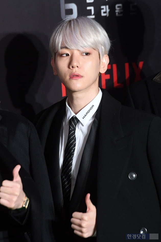 Group EXO Baekhyun attends the film 6 Underground green carpet at Seoul Dongdaemun Design Plaza (DDP) on the afternoon of the 2nd and has photo time.6 Underground, starring Ryan Reynolds, Adriatic Arhona and Melanie Laurent, is an action blockbuster of six elite agents who erased all past records, as they did not exist in the first place, and the largest operation on the ground that they have become ghosts themselves.