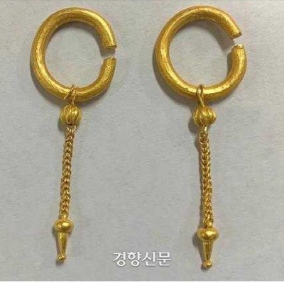 공주 수촌리 고분에서 확인된 금제 귀고리. 가느다란 금사를 15번 정도 감아 연결한 것이다.|충남역사문화연구원 제공