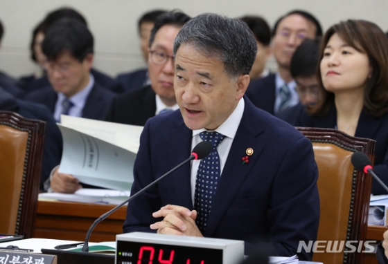[서울=뉴시스]김명원 기자 = 박능후 보건복지부 장관이 2일 오전 서울 여의도 국회 보건복지위원회에서 열린 전체회의에 참석해 의원들의 질의에 답변하고 있다. 2019.12.02.   kmx1105@newsis.com