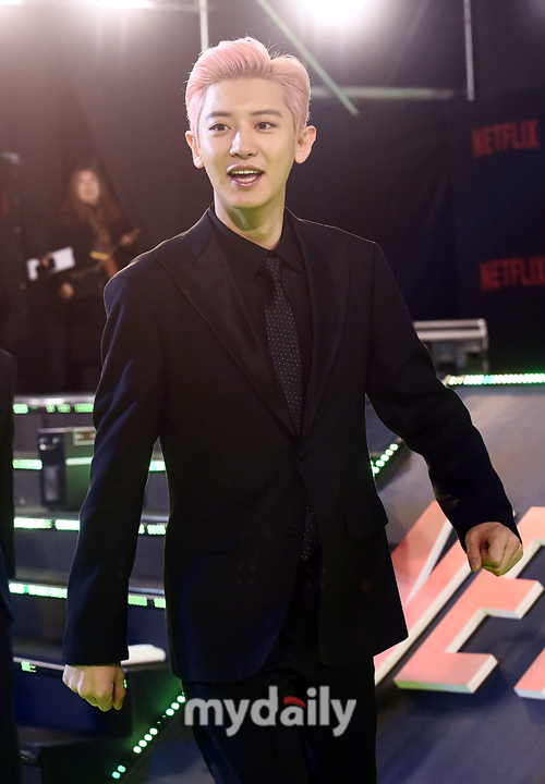 Group EXO has made a special appearance on the Netflix movie 6 Underground green carpet.At 5:40 pm on the 2nd, the Netflix original film 6 Underground green carpet event was held at DDP (Dongdaemun Design Plaza) in Jung-gu, Seoul, and the mens Idol group EXO (Suho, Baekhyun, Chen, Chanyeol, Kai, Sehun) attended.EXO, who appeared first before Actor Ryan Reynolds, Melanie Laurent, Adria Arhona and Michael Bay and producer Ian Bryce appeared on the day, was enthusiastic about fans by walking on the green carpet with a relaxed face and imposing steps despite the cold weather.In particular, fans cheered on each hand gesture handed by EXO, which was explosively popular, but EXO quickly exited the scene for the next stage.Meanwhile, 6 Underground is an action blockbuster of the six people who erased all the past records as it did not exist in the first place, and the action blockbuster of the biggest operation on the ground that they have become Ghost themselves.