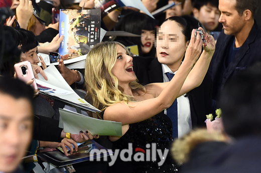 Actor Melanie Laurent is taking a selfie with fans on the green carpet of the movie 6 Underground at the Seoul Dongdae Moon DDP on the afternoon of the afternoon.The Netflix film 6 Underground, directed by Michael Bay in the Transformers series, is an action blockbuster of six elite agents who erased all past records, as they did not exist in the first place, and their biggest operation on the ground.Ryan Reynolds, Dave Frank, Melanie Laurent and Adria Arhona will be released on Netflix on the 13th.