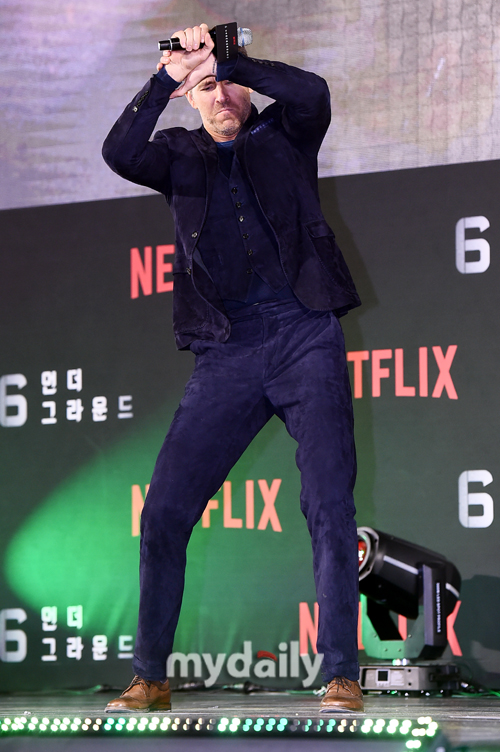 Actor Lion Reynolds is reenacting EXOs dance on the green carpet of the movie 6 Underground at Seoul Dongdaemun DDP on the afternoon of the afternoon.