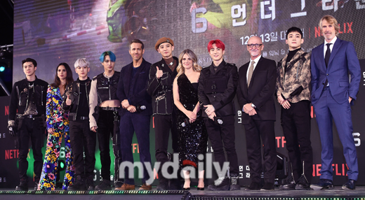 On the afternoon of the afternoon of the afternoon, the cast and group EXO are taking a commemorative photo on the green carpet of the movie 6 Underground held at Seoul Dongdae Moon DDP.