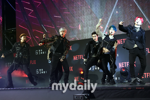 Group EXO is showing off its spectacular stage on the green carpet of the movie 6 Underground which was held at Seoul Dongdae Moon DDP on the afternoon of the afternoon.