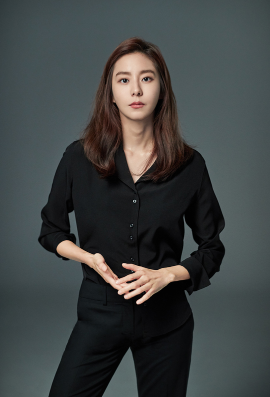 A profile photo of actor Uees various atmosphere was released.Uees agency, King Entertainment, released a new profile photo of Uee on December 2 through official SNS.Uee painted Sic with a restrained expression on the black top and bottom, and allure beauty with a chiffon costume and deep eyes.Especially, the bright smile in the picture where the warmth is felt made Uee feel the youthfulness and bright energy unique to the eye.On the other hand, Uee announced the joining of Season 2 of the Stewardess Challenge Real Variety Channel A Planes, where entertainers who dreamed of in-flight Stewardess actually experience the work and daily life of Stewardess.Uee is known to be showing a special passion for the program, including confirming her appearance in Planes and putting her efforts into practice for self-make-up and hair styling during the flight, as well as steady exercises for physical fitness management.emigration site