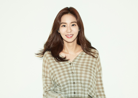 A profile photo of actor Uees various atmosphere was released.Uees agency, King Entertainment, released a new profile photo of Uee on December 2 through official SNS.Uee painted Sic with a restrained expression on the black top and bottom, and allure beauty with a chiffon costume and deep eyes.Especially, the bright smile in the picture where the warmth is felt made Uee feel the youthfulness and bright energy unique to the eye.On the other hand, Uee announced the joining of Season 2 of the Stewardess Challenge Real Variety Channel A Planes, where entertainers who dreamed of in-flight Stewardess actually experience the work and daily life of Stewardess.Uee is known to be showing a special passion for the program, including confirming her appearance in Planes and putting her efforts into practice for self-make-up and hair styling during the flight, as well as steady exercises for physical fitness management.emigration site