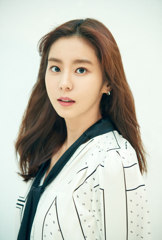 A profile photo of actor Uees various atmosphere was released.Uees agency, King Entertainment, released a new profile photo of Uee on December 2 through official SNS.Uee painted Sic with a restrained expression on the black top and bottom, and allure beauty with a chiffon costume and deep eyes.Especially, the bright smile in the picture where the warmth is felt made Uee feel the youthfulness and bright energy unique to the eye.On the other hand, Uee announced the joining of Season 2 of the Stewardess Challenge Real Variety Channel A Planes, where entertainers who dreamed of in-flight Stewardess actually experience the work and daily life of Stewardess.Uee is known to be showing a special passion for the program, including confirming her appearance in Planes and putting her efforts into practice for self-make-up and hair styling during the flight, as well as steady exercises for physical fitness management.emigration site