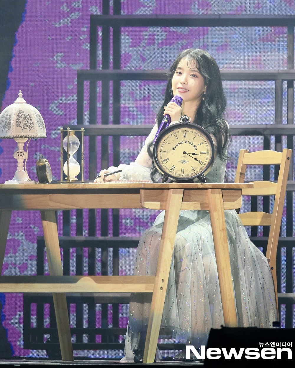 IU has enthused Taiwanese fans.Splash com unveiled the site of the 2019 Asian Fashion Event in Taipei, Taiwan, on November 30 (local time).Singer and Actor IU showed the stage to capture local fans on this day.Minjee LeePhoto Offering: TOPIC / Splash News