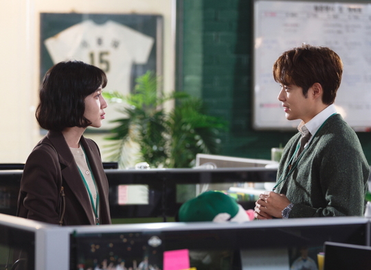 The tit-for-tat relationship between Stove League Park Eun-bin and Jo Byung-gyus TIKI-TAKA was captured.SBSs new gilt drama Stove League (playplay by Lee Shin-hwa/director Chung Dong-yoon/Produced Gil Pictures), which is about to be broadcasted on December 13, is a hot winter story about the new head of the team, who is in the last place where even the tears of fans are dry, preparing for an extraordinary season.Park Eun-bin and Jo Byung-gyu are the only women in Korea in the Stove League, and at the same time, they are the youngest operating team leader Lee Se-young and the operation team staff Han Jae hee, who is called parachute because of the rich and well-off family.In this regard, Park Eun-bin and Jo Byung-gyu will show the stone direct office drama down, and Aung Daung Chemie of boss and subordinates.Lee Se-young (Park Eun-bin), who captured the scene of his subordinate Han Jae hee (Jo Byung-gyu) doing something else in the play, Kangta the back of Han Jae hees head.Han Jae hee tries to escape with a funny smile, but Lee Se-young gives a rebuke without hesitation.However, this is also a moment of serious discussion about the work, Lee Se-young and Han Jae hee, and the two Sangha Chemi is raising expectations about what kind of charm will bring in the Office drama.The scene where Park Eun-bin and Jo Byung-gyu showed the back-to-back Kangta, which is a hon, was filmed on a set in Paju, Gyeonggi Province in November.This scene was the most important part of the conversation between the two people as rhythmic as Ping Pong, while the boss was scolding his subordinates.Park Eun-bin and Jo Byung-gyu showed a keen desire to try various gestures for fun, from rehearsal to rehearsing to practicing and practicing a few times to make rhythm and fun unique to the ambassador.In particular, the two of them made the viewers laugh as they struggled to endure the sudden burst of laughter.Both of them laughed when Park Eun-bin and his eyes met during the shooting of Jo Byung-gyu, who was caught doing something to Park Eun-bin, looking back.Even after laughing at the scene with a smile, the smile still did not stop, and the cheerful office scene unfolded naturally.Park Su-in