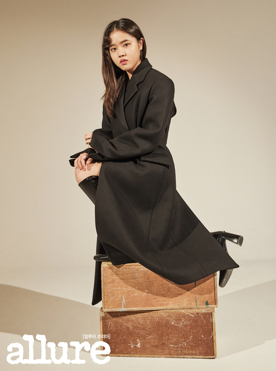 Actor Kim Hyang Gi showed a simple picture while Simple.Actor Kim Hyang Gis Allure December issue, which successfully started the second act of acting life as an adult, was unveiled on December 2, showing different charms in this years movie Innocent Witness and the drama Eighteen Moments.In the public picture, Kim Hyang Gi gives a calm and light atmosphere with achromatic costumes and simple yet sophisticated styling.Kim Hyang Gi, who made the scene into a firefight with bright and healthy energy, is the back door that led to the admiration of Staff with deep eyes and maturity when shooting began.This picture, which shows the seriousness of Kim Hyang Gi, 20 years old, can be seen in the December issue of Allure.Kim Hyang Gi, who has been making new records in various works every year, continued to play in 2019, crossing movies and dramas.Earlier this year, the movie Innocent Witness was featured as Jiu suffering from Asperger syndrome, capturing the hearts of 2.53 million domestic audiences as well as overseas audiences.In addition, he won the Best Supporting Actress Award at the 39th Blue Dragon Film Awards last year, followed by the Best Actress Award at the 39th Golden Film Award, the Best Actress Award at the Korean Film Critics Association, and the selection of critics.minjee Lee