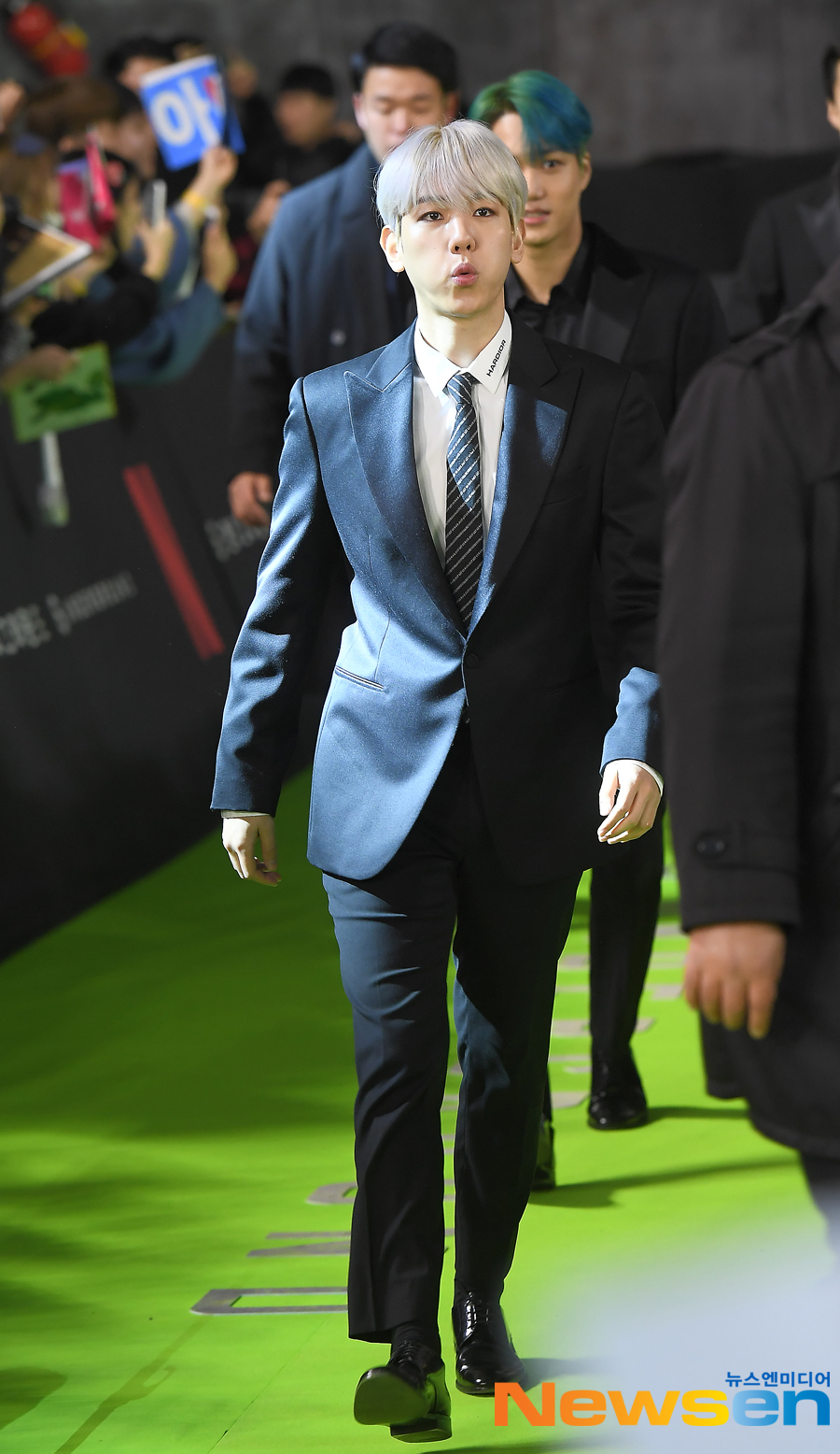 The Green Carpet event in the Netflix movie 6 Underground was held at Dongdaemun Design Plaza (DDP) in Jung-gu, Seoul on the afternoon of December 2.EXO (Suho, Baekhyun, Chen, Chanyeol, Kai and Sehun) are stepping on the green carpet.Jung Yoo-jin