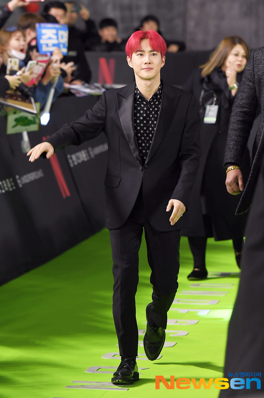 The Green Carpet event in the Netflix movie 6 Underground was held at Dongdaemun Design Plaza (DDP) in Jung-gu, Seoul on the afternoon of December 2.EXO (Suho, Baekhyun, Chen, Chanyeol, Kai and Sehun) are stepping on the green carpet.Jung Yoo-jin