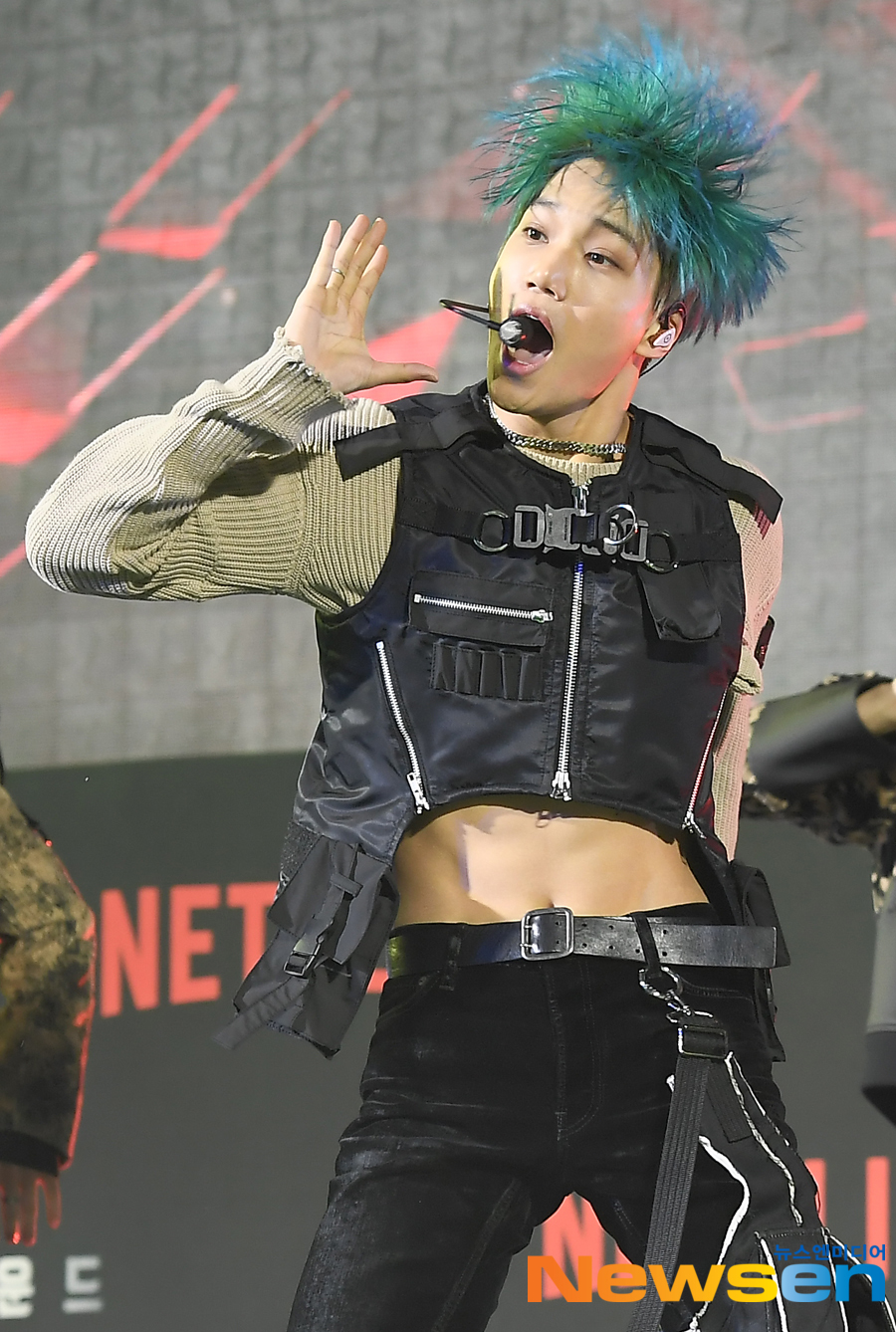 The Netflix movie 6 Underground was held at Dongdaemun Design Plaza (DDP) in Jung-gu, Seoul on the afternoon of December 2.On this day, Axo is performing a new song obsession.Jung Yoo-jin