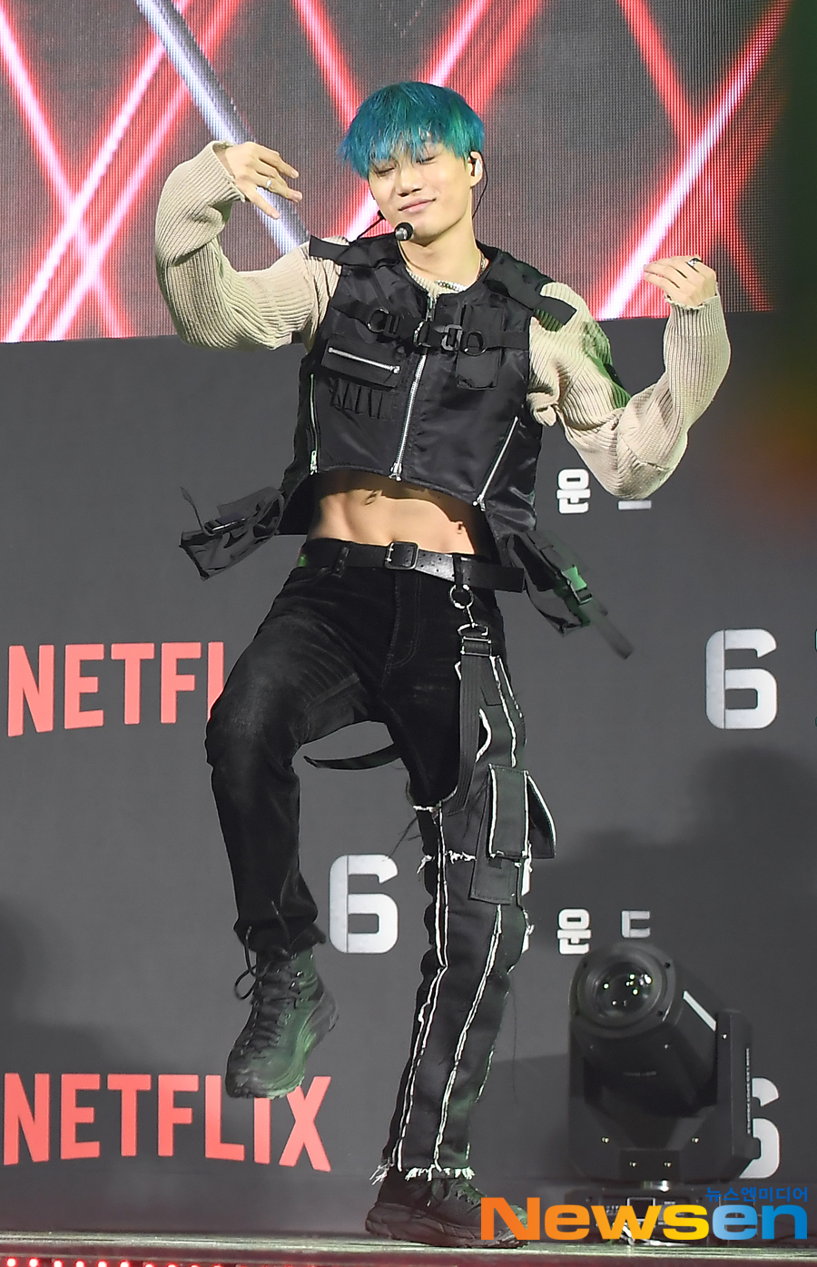 The Green Carpet event in the Netflix movie 6 Underground was held at Dongdaemun Design Plaza (DDP) in Jung-gu, Seoul on the afternoon of December 2.On this day, EXO (Suho, Baekhyun, Chen, Chanyeol, Kai, Sehun) is performing a new song obsession stage.Jung Yoo-jin