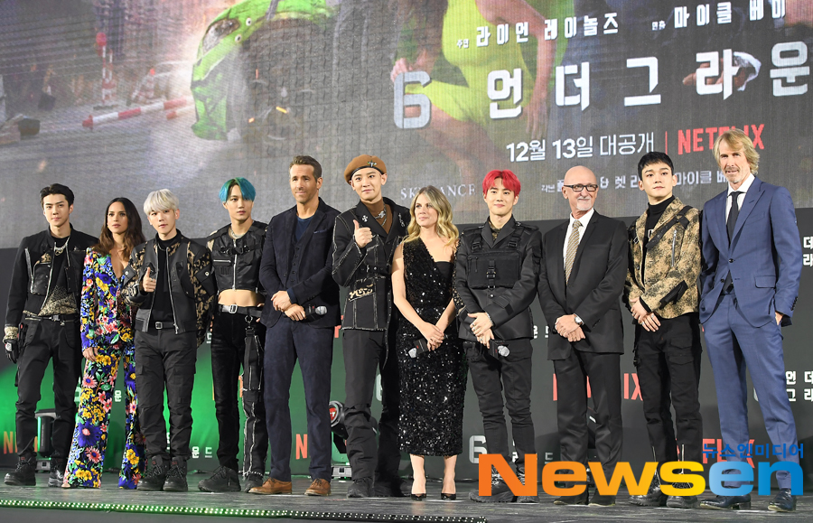The Green Carpet event in the Netflix movie 6 Underground was held at Dongdaemun Design Plaza (DDP) in Jung-gu, Seoul on the afternoon of December 2.On this day, director Michael Bay, Ryan Reynolds, Melanie Laurent, Adria Arhona and EXO (Suho, Baekhyun, Chen, Chanyeol, Kai and Sehun) take a commemorative photo.Jung Yoo-jin