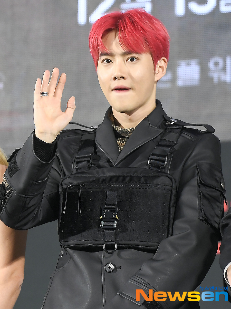 The Green Carpet event in the Netflix movie 6 Underground was held at Dongdaemun Design Plaza (DDP) in Jung-gu, Seoul on the afternoon of December 2.Suho (Suho, Baekhyun, Chen, Chanyeol, Kai and Sehun) is waving on the day.Jung Yoo-jin