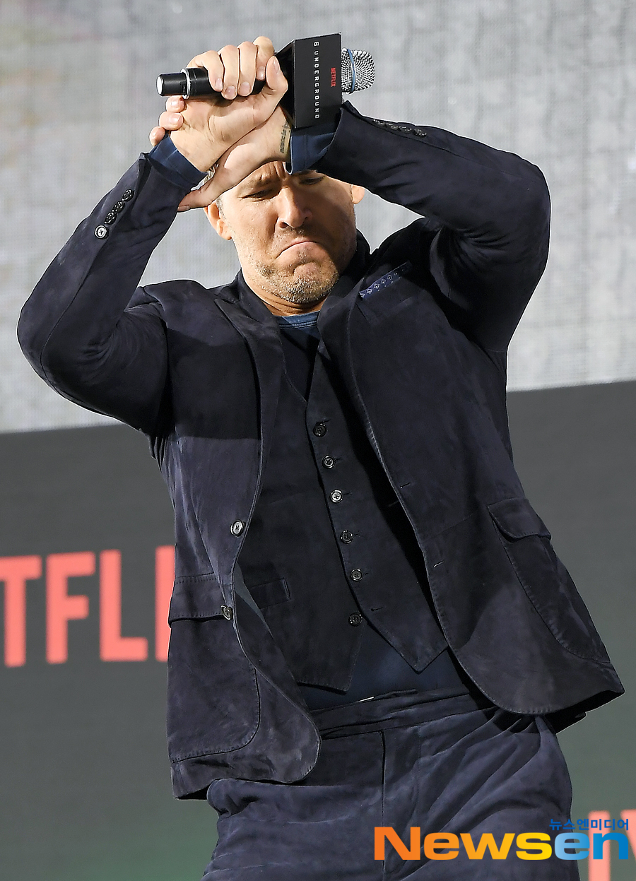 The Green Carpet event in the Netflix movie 6 Underground was held at Dongdaemun Design Plaza (DDP) in Jung-gu, Seoul on the afternoon of December 2.Lion Reynolds is showing off the dance.Jung Yoo-jin