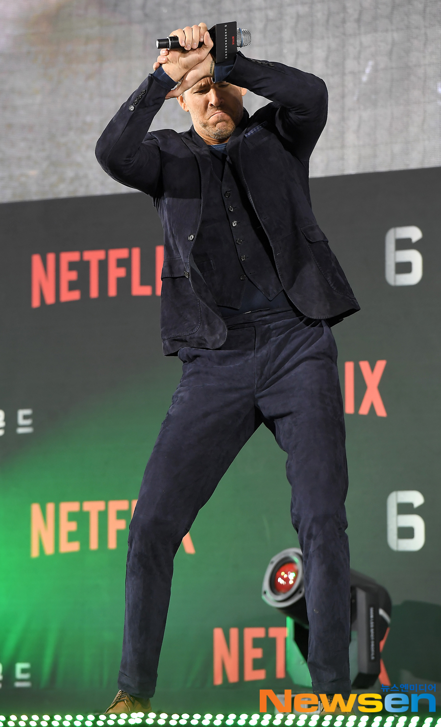 The Green Carpet event in the Netflix movie 6 Underground was held at Dongdaemun Design Plaza (DDP) in Jung-gu, Seoul on the afternoon of December 2.Lion Reynolds is showing off the dance.Jung Yoo-jin