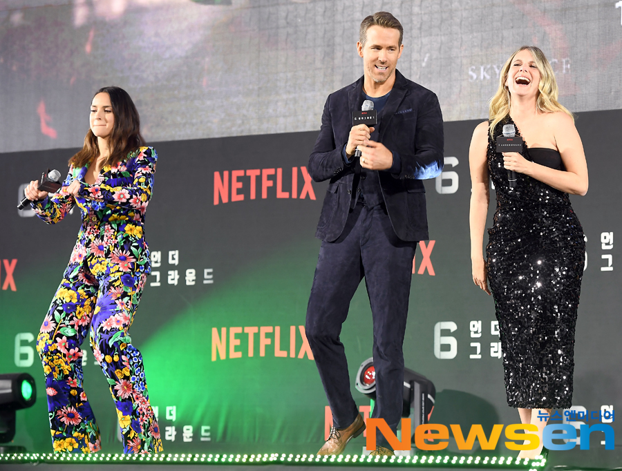 The Green Carpet event in the Netflix movie 6 Underground was held at Dongdaemun Design Plaza (DDP) in Jung-gu, Seoul on the afternoon of December 2.Ryan Reynolds, Adriatic Arhona and Melanie Laurent are dancing on the day.Jung Yoo-jin