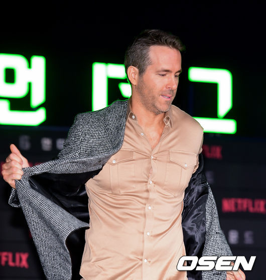 On the morning of the 2nd, the movie 6 Underground Global Press Conference was held at the Seoul Gwanghwamun Four Seasons Hotel.Actor Lion Reynolds takes off Jacket as he prepares for a meeting