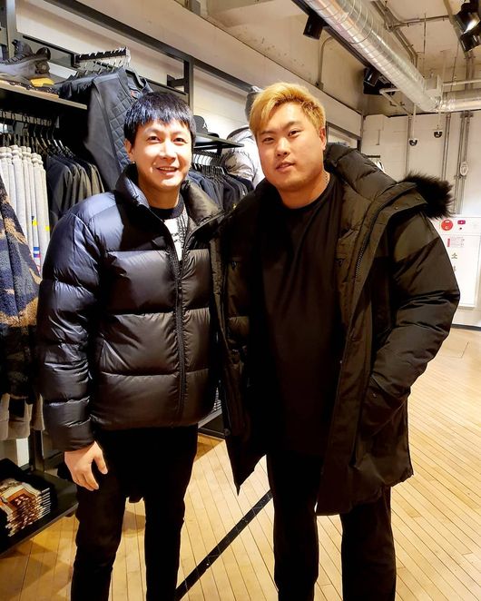 Kim Seung-hyun, a broadcaster who is about to marry, met with Korean Monster Hyun-jin Ryu.On the 2nd, Kim Seung-hyun posted a picture and a picture on his instagram saying, I have a lot of shoes and I accidentally meet a Hyun-jin Ryu player and thank you for a special day.Inside the picture was a picture of Kim Seung-hyun, who met with Hyun-jin Ryu at a sports brand store.Kim Seung-hyun, who met Hyun-jin Ryu who is active in the major leagues, is laughing brightly and showing a full excitement in this meeting.Meanwhile, Kim Seung-hyun is about to marry Jang Jung-yoon Author.Kim Seung-hyun is currently appearing on MBN Altoran and KBS2 Saving Men 2.