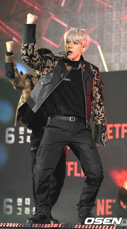 EXO Baekhyun, The Great Stage On the afternoon of the afternoon, the movie 6 Underground green carpet event was held at Dongdaemun Design Plaza in Jung-gu, Seoul.EXO Baekhyun is showing off the stage.