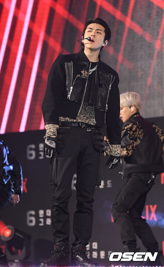On the afternoon of the afternoon, the movie 6 Underground green carpet event was held at Dongdaemun Design Plaza in Jung-gu, Seoul.EXO Sehun is showing off the stage.
