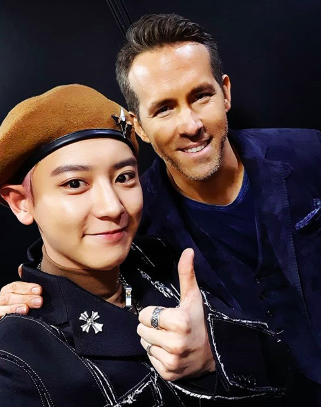 Boy group EXO (EXO) members Chanyeol and Hollywood Actor Lion Reynolds met.Chanyeol posted a picture on his personal SNS on the afternoon of the afternoon with a short article called Sung Deok-sun.The photo showed Chanyeol with Lion Reynolds.With Lion Reynolds smiling and posing friendly with his hand on Chanyeols shoulder, Chanyeol expressed his pride with his thumb up to the camera.Actually, Chanyeol has revealed his attachment to the movie Deadpool series starring Lion Reynolds through personal SNS and has revealed his fanship about it.Lion Reynolds is looking for a promotional car for the movie 6 Underground in Korea, and EXO is cheering for the work event and the meeting of the two people is concluded.EXO is working as the title song of the same name, announcing its regular 6th album OBSESSION on the 27th of last month.6Underground, which EXO cheered and Lion Reynolds appeared, will be released in Korea this month.