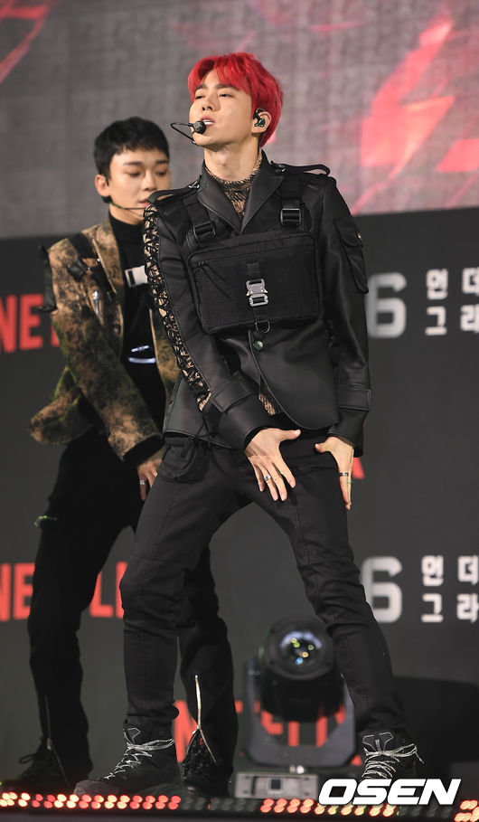 On the afternoon of the afternoon, the movie 6 Underground green carpet event was held at Dongdaemun Design Plaza in Jung-gu, Seoul.EXO Suho is showing off the stage.