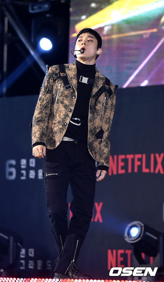 On the afternoon of the afternoon, the movie 6 Underground green carpet event was held at Dongdaemun Design Plaza in Jung-gu, Seoul.EXO Chen is showing off the stage.
