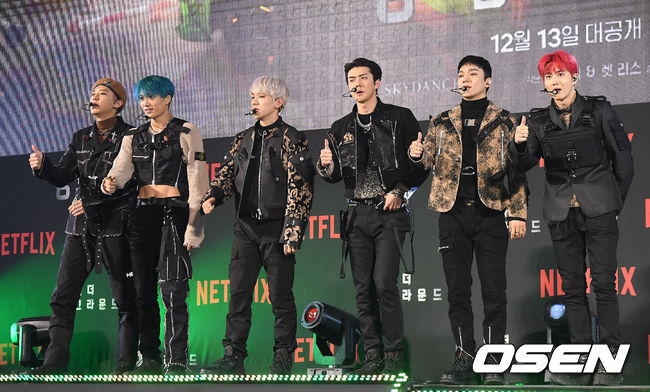 On the afternoon of the afternoon, the movie 6 Underground green carpet event was held at Dongdaemun Design Plaza in Jung-gu, Seoul.EXO has photo time.