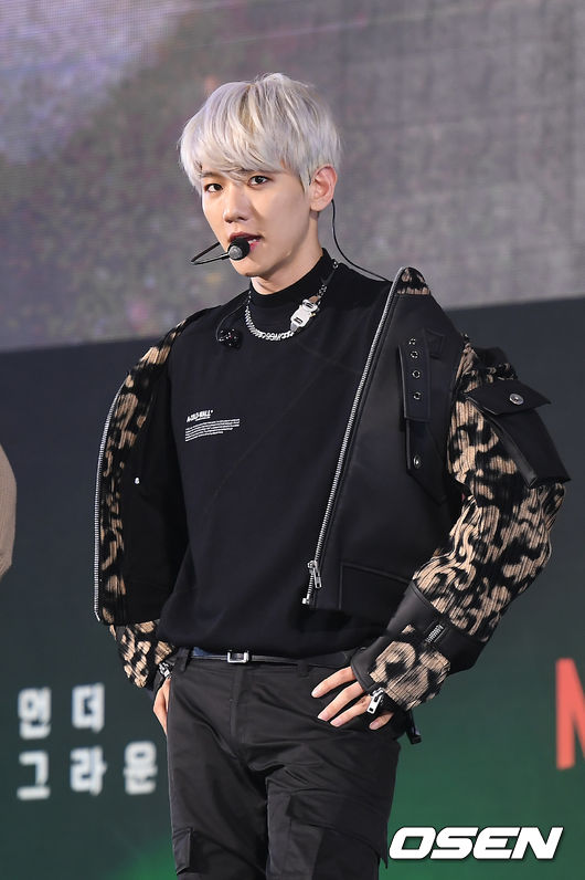 On the afternoon of the afternoon, the movie 6 Underground green carpet event was held at Dongdaemun Design Plaza in Jung-gu, Seoul.EXO Baekhyun has photo time.