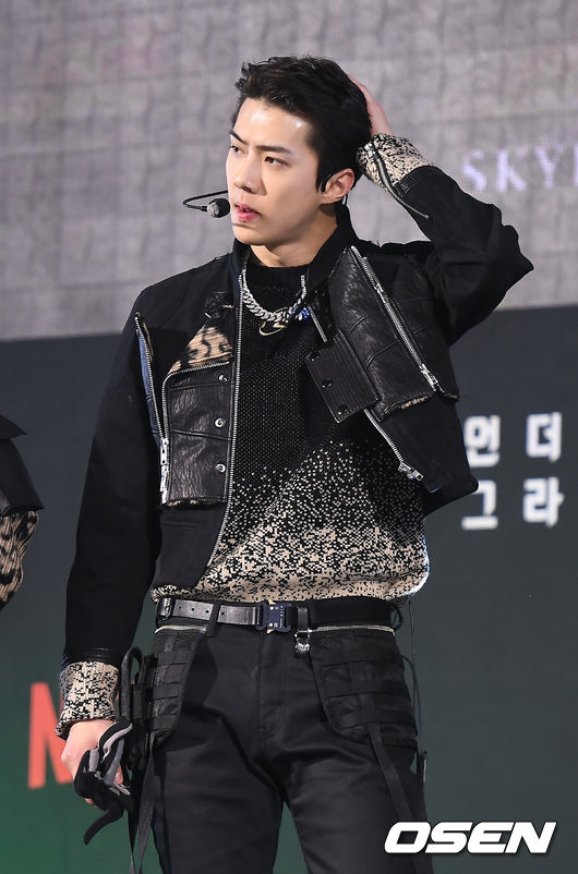 On the afternoon of the afternoon, the movie 6 Underground green carpet event was held at Dongdaemun Design Plaza in Jung-gu, Seoul.EXO Sehun has photo time.