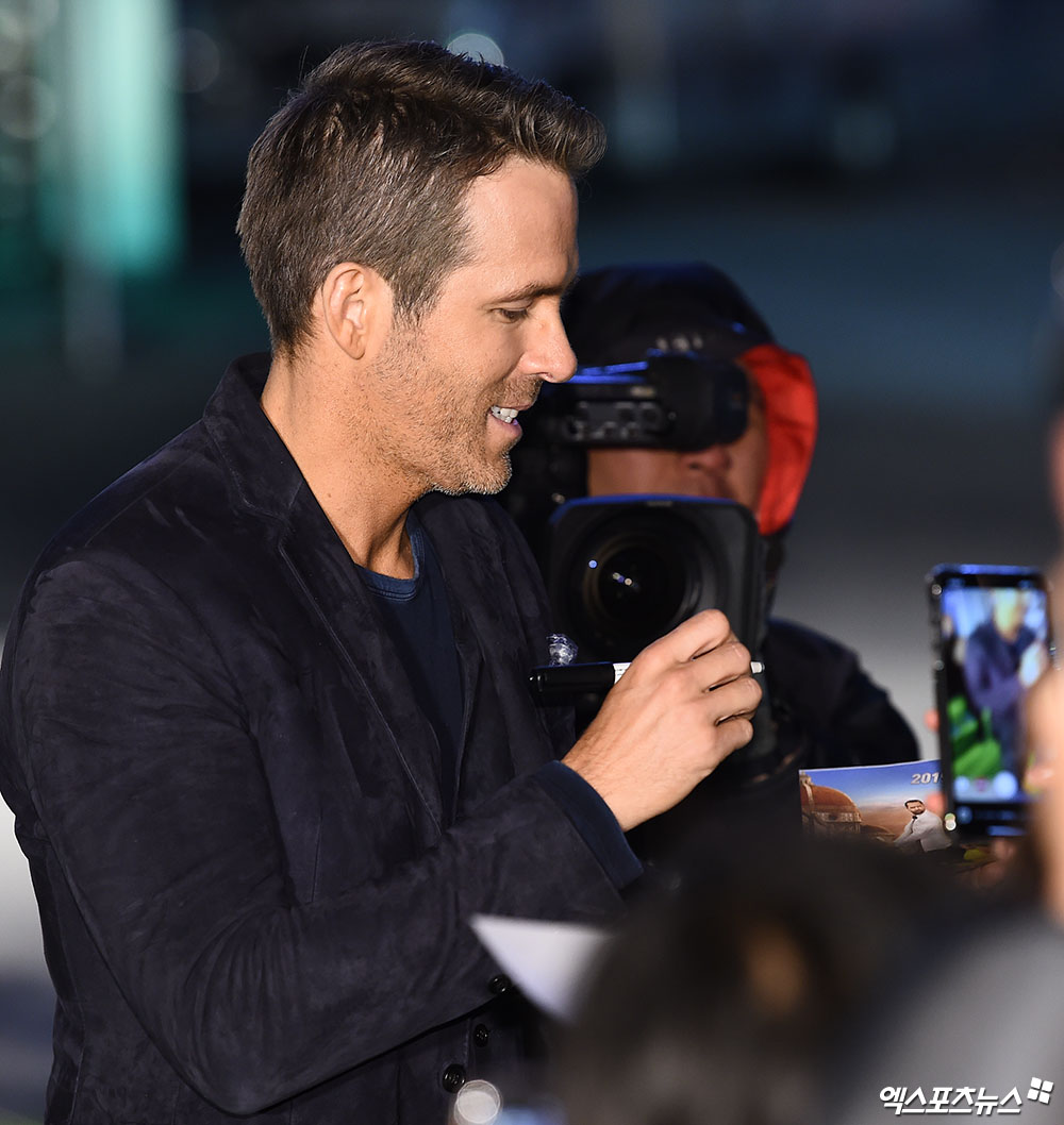 Lion Reynolds, who attended the Netflix 6 Underground green carpet event at Seoul Dongdaemun Design Plaza (DDP) on the afternoon of the 2nd, is responding to fans request for signatures.