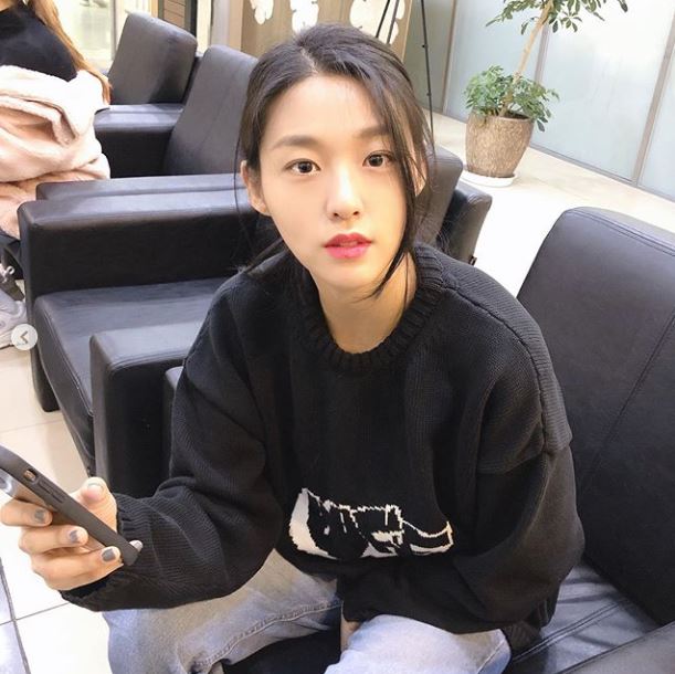 Singer Seolhyun reveals everyday lifeSeolhyun posted two photos on his Instagram on the 2nd with an article entitled Black Hair Goodbye.Through the photos posted, Seolhyun caught the eye by revealing his daily life, such as drinking a drink in a cold cup.In addition, the phrase suggesting dyeing raised the expectation of the netizens.On the other hand, Seolhyun recently released AOAs new album NEW MOON and is working as the title song Come to see me.Photo: Seolhyun SNS